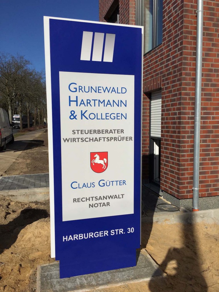 Werbepylon 900x2800mm dekupiert und hinterlegt mit 3-seitiger LED Kontur