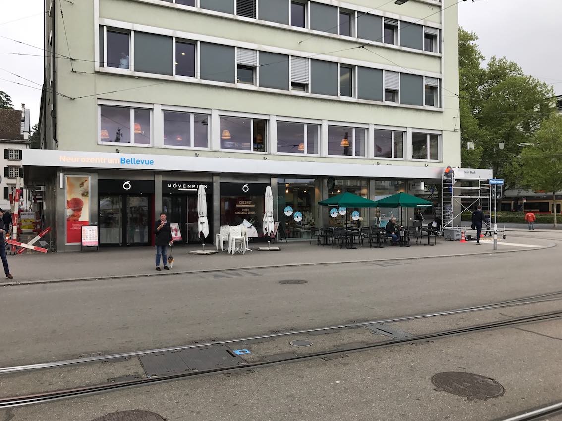 Fertigstellung des Schriftzuges Neurozentrum Bellevue