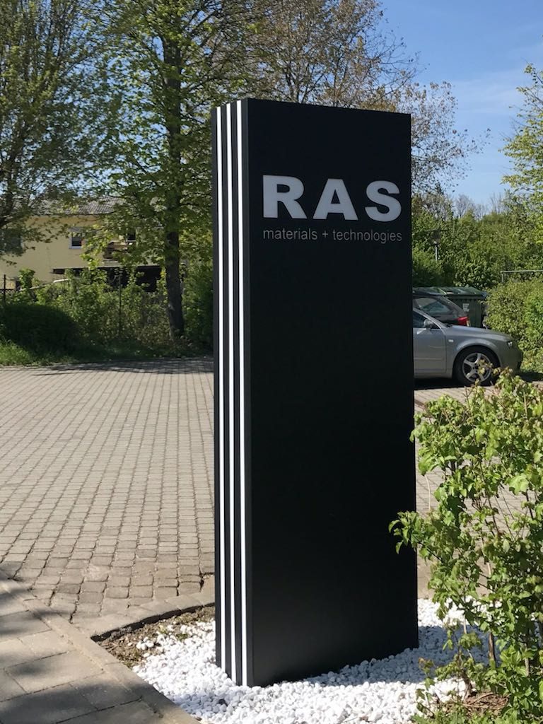 Werbepylon dekupiert mit Plexiglas hinterlegt Regensburg Leuchtstreifen Sonderbauweise