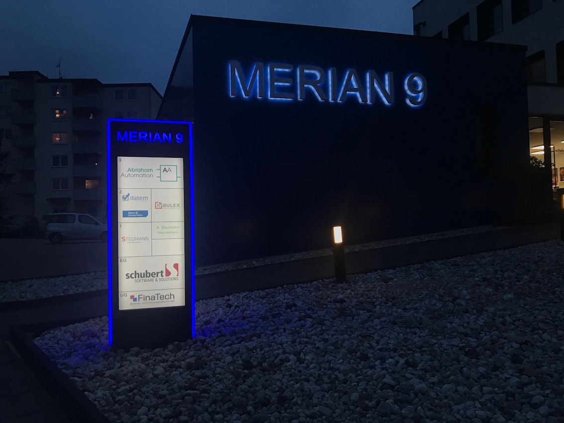 Werbepylon dekupiert und mit Plexiglas hinterlegt 3seitige LED kontur,Led Schrift als Schattenschrift in Profil 3