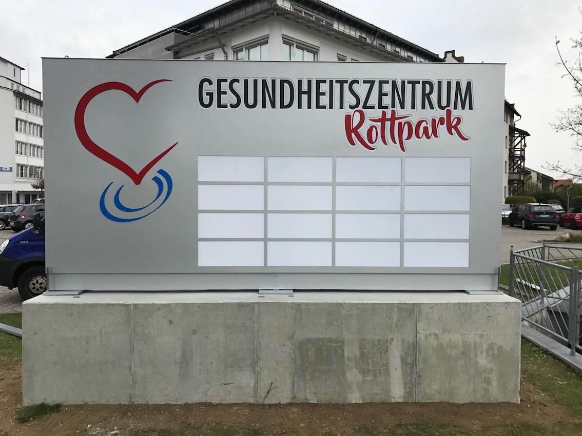 Werbepylon dekupiert und mit Plexiglas hinterlegt Gesundheitszentrum Rottpark (2)