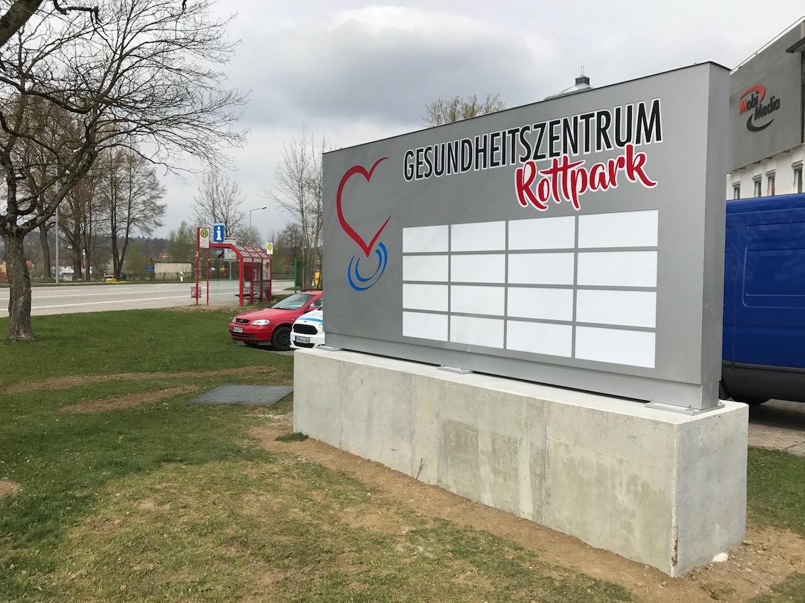 Werbepylon dekupiert und mit Plexiglas hinterlegt Gesundheitszentrum Rottpark