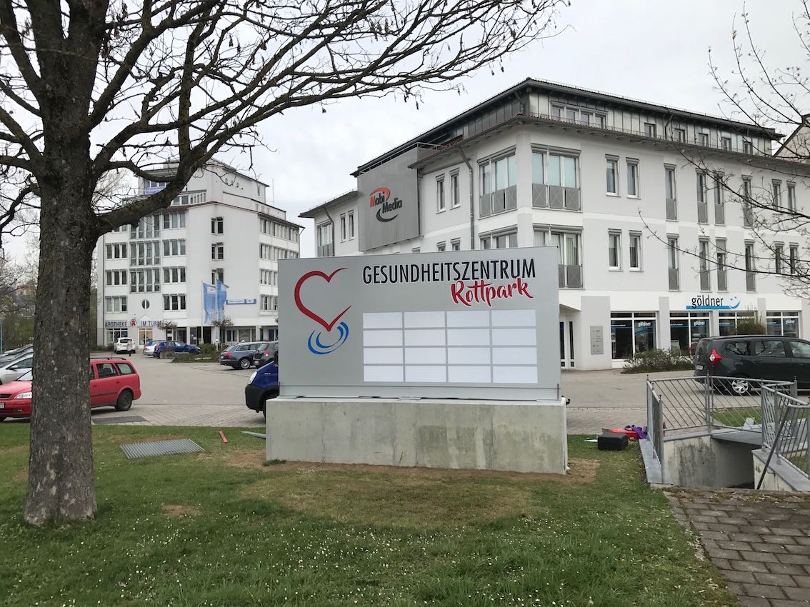 Werbepylon dekupiert und mit Plexiglas hinterlegt Gesundheitszentrum Rottpark