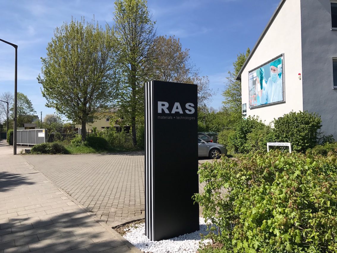 Werbepylon dekupiert und mit Plexiglas hinterlegt RAS Regensburg seitlich eingearbeitete Leuchtstreifen in Sonderbauweise