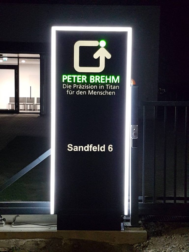 Werbepylo dekupiert und mit Plexiglas hinterlegt inkl. 3-seitige LED Kontur