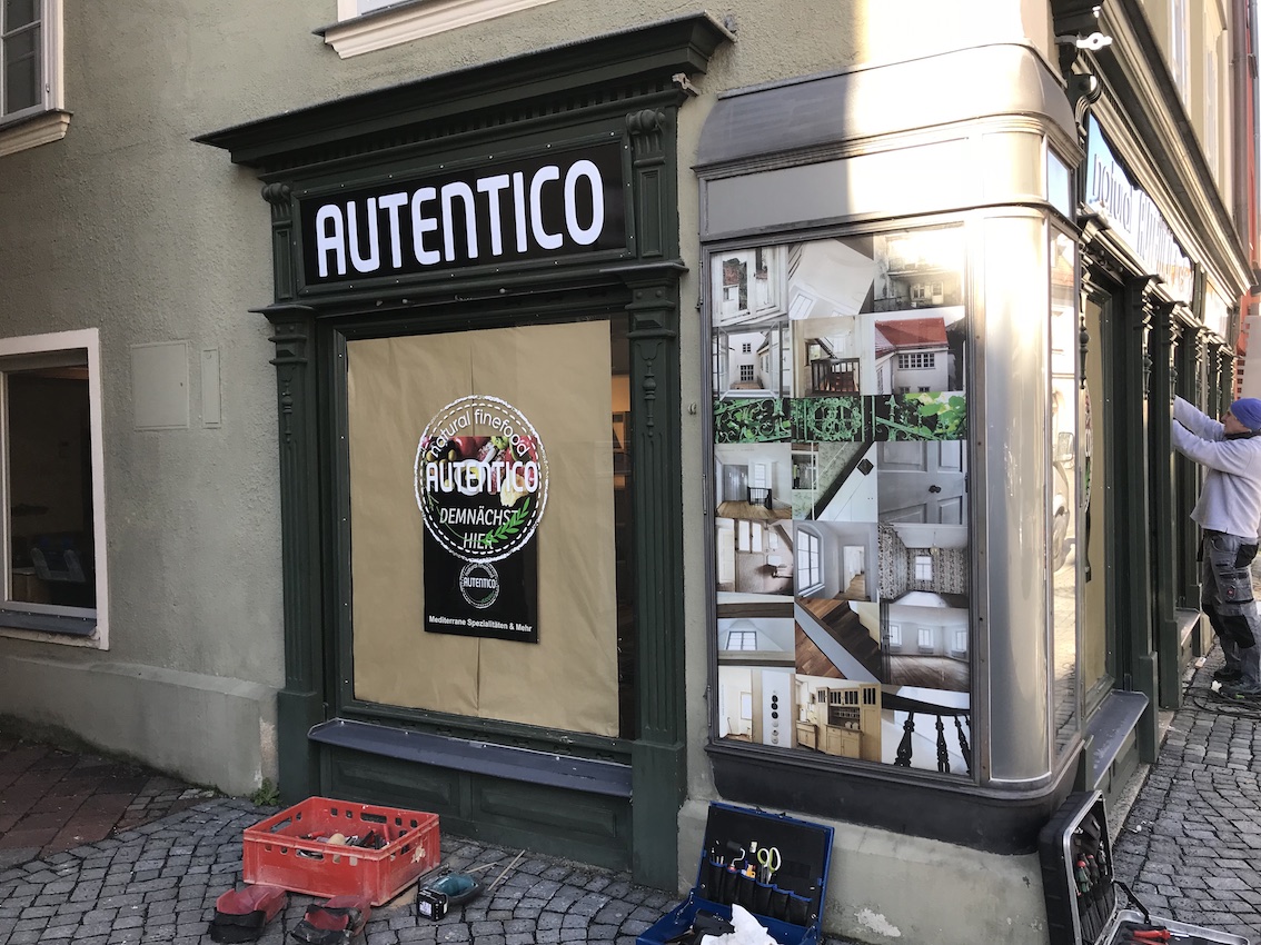 AUTENTICE FINE FOOD AMBERG Schaufenster mittels Hochleistungsfolie beschriftet