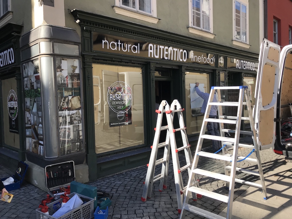 AUTENTICO FINEFOOD Plexiglasbuchstaben auf Alublende nach RAL lackiert Kopie