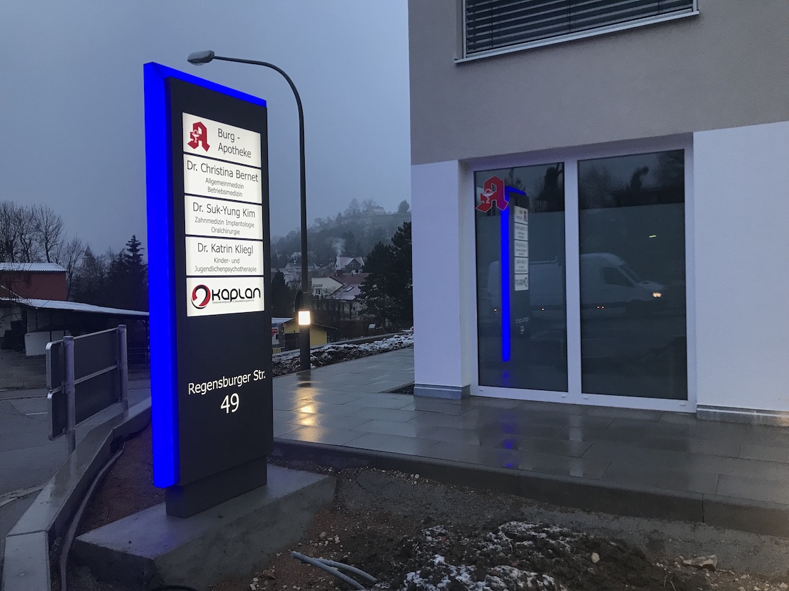 Werbepylon mit 3 seitiger LED Kontur-Logos mit Hochleistungsfolie beschriftet