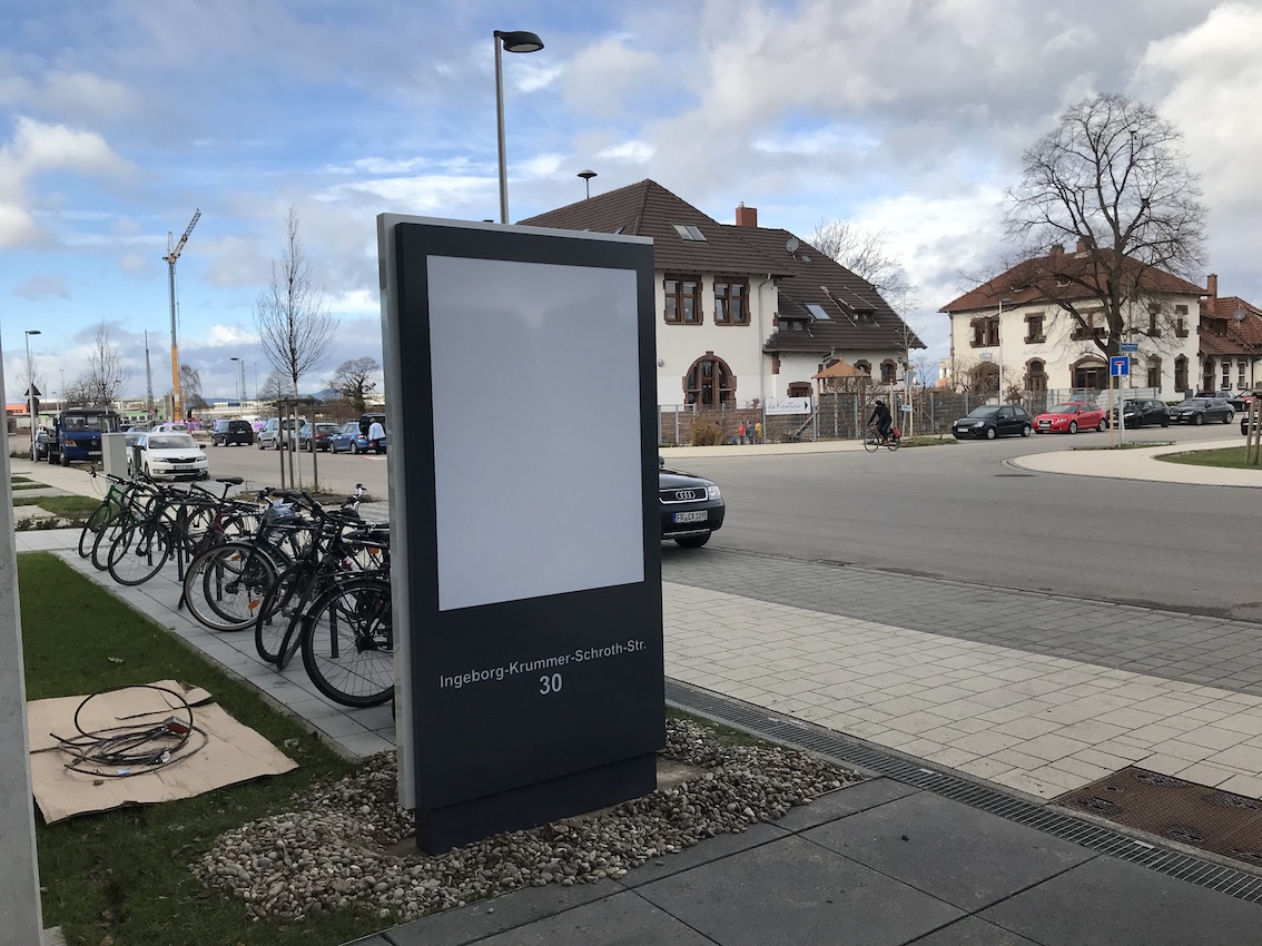 Werbepylon mit 3-seitiger LED kontur