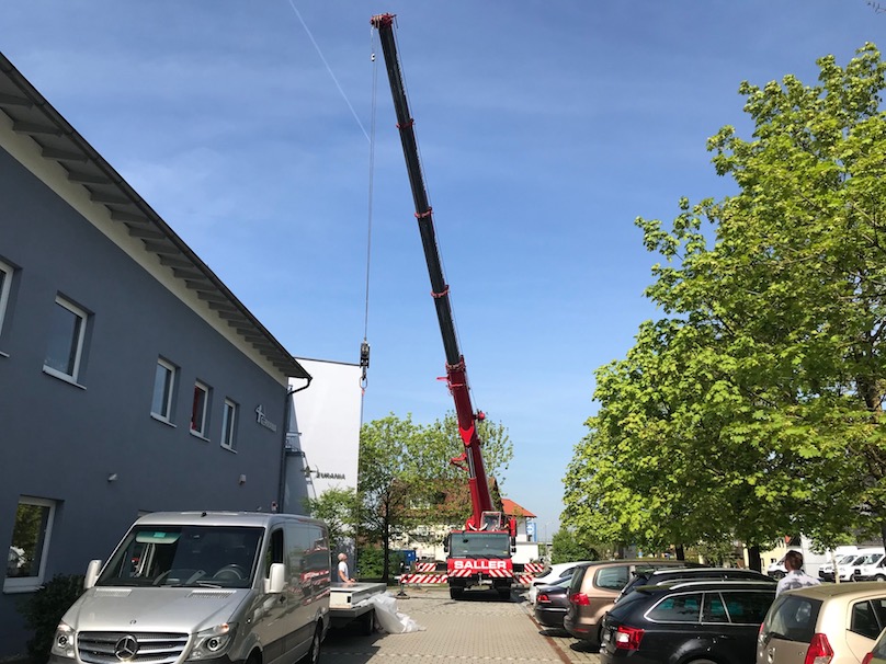 60 Tonnen Kran für Werbepylon