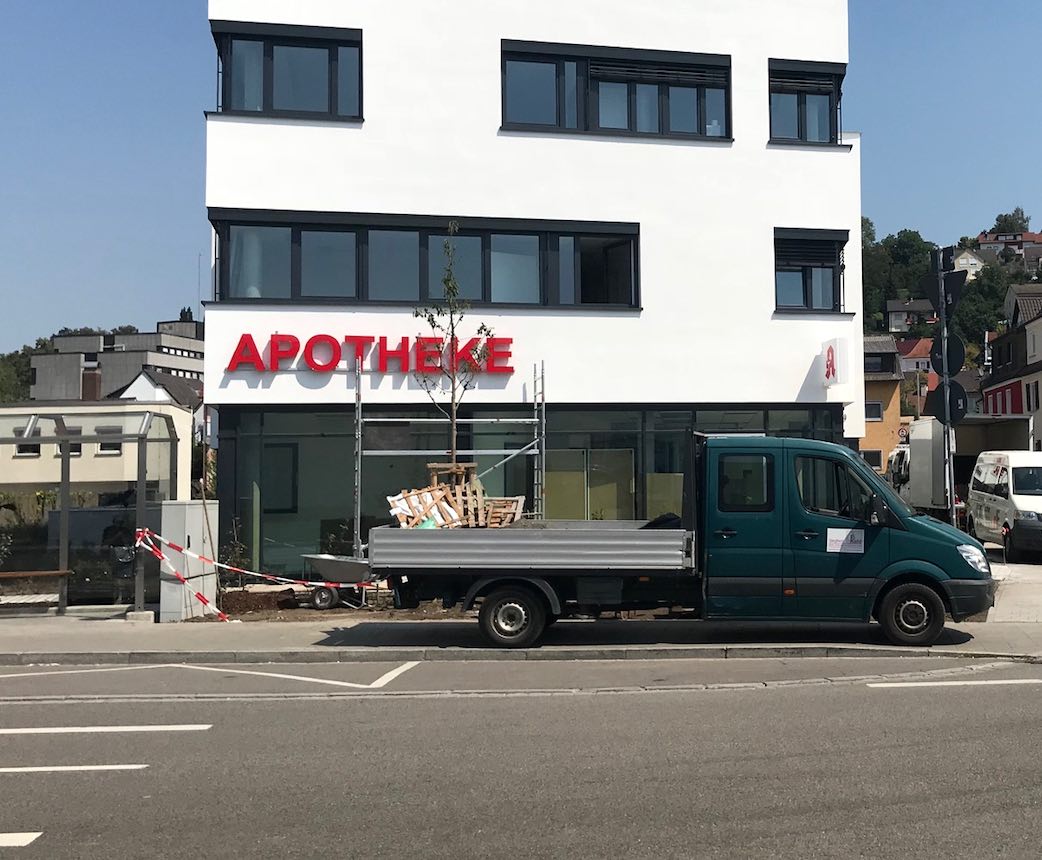 Apotheke Rot Leuchtbuchstaben