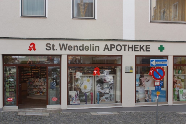 Apotheken Leuchtwerbung an Fassade