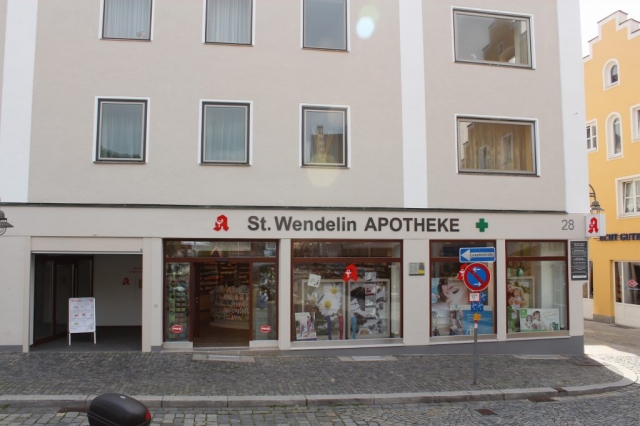 Apothekenwerbung mit Apotheken A und grünem Kreuz