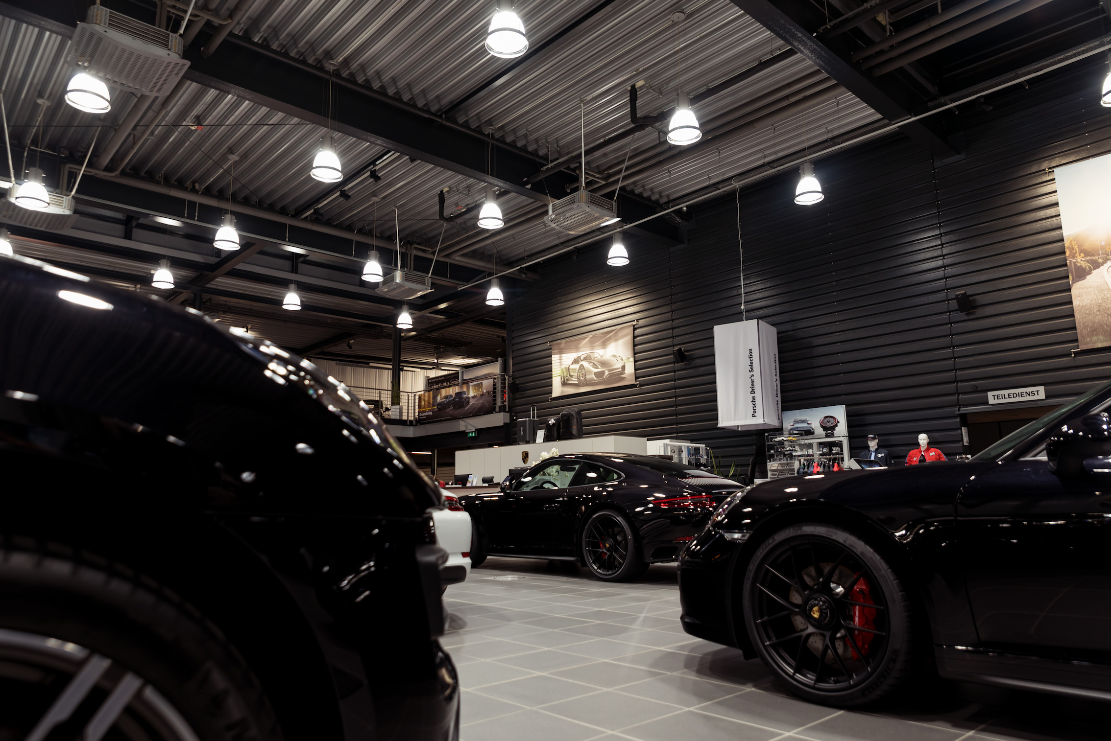 Drei Schwarze Porsche im Autohaus