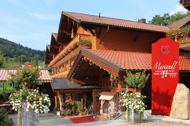 Eingang-Pylone Restaurant Hotel