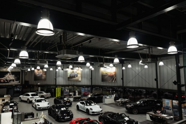 LED Beleuchtung Autohaus Porsche von oben