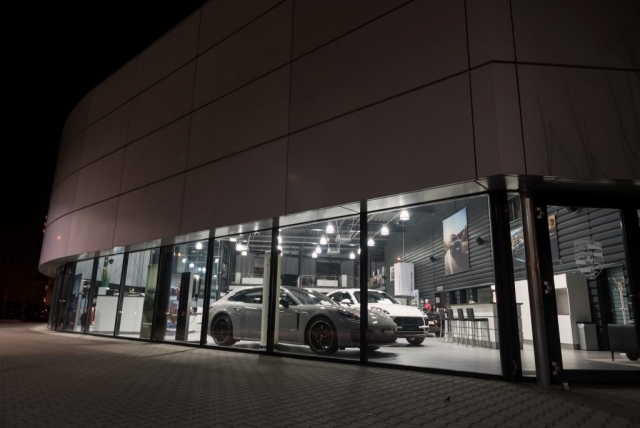 LED Beleuchtung Autohaus von außen