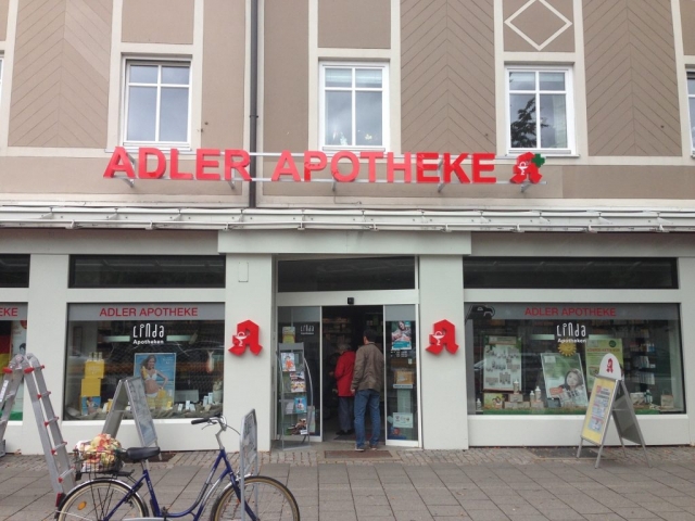 LED Schriftzug Adler Apotheke + Apotheken A mit grünen Kreuz in Profil 8