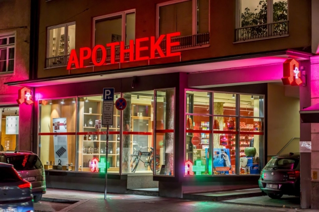 Rote-Leuchtbuchstaben-Apotheke-bei-Nacht