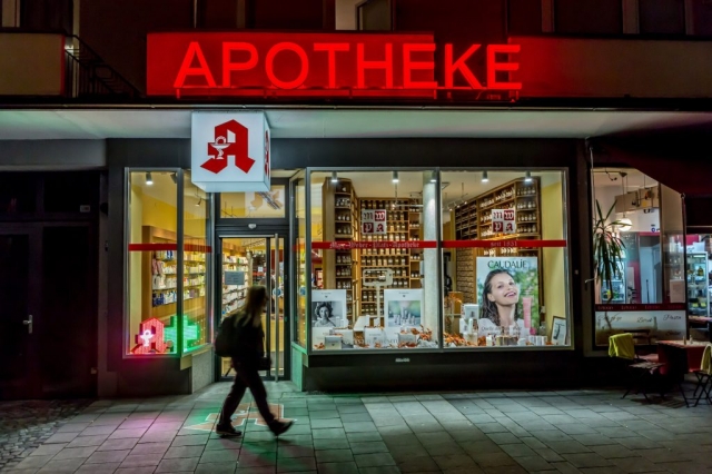 Rote-Leuchtwerbung-Apotheken-Leuchtbuchstaben-bei-Nacht