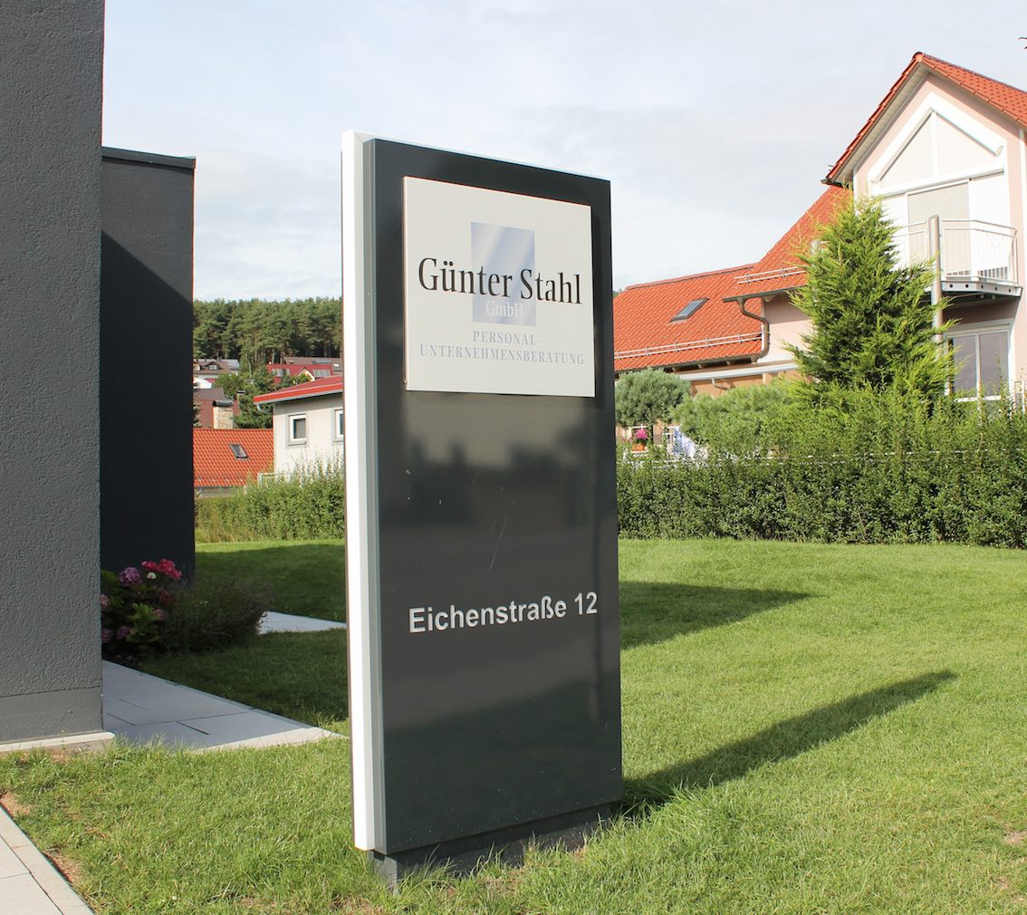 Steuerberater Rechtsanwalt Werbepylon in Schwarz