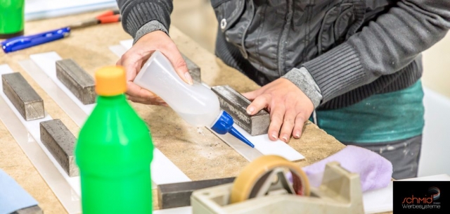 Verkleben mit Acryl in der Werbetechnik