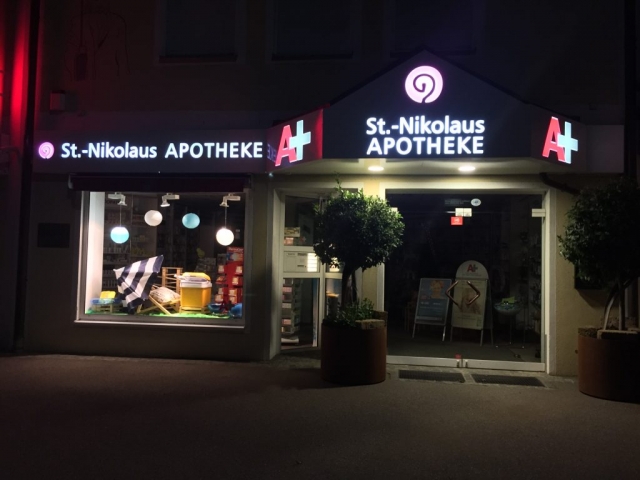 Werbeanlage St.Nikolaus Apotheke dekupiert und 3mm durchgesteckt