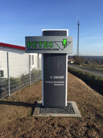 Werbepylon PETEC konvex in Sonderbauweise mit 3-seitiger LED Kontur und aufgesetzten Leuchttransparenten in Profil5s