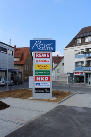 Werbepylon dekupiert und Hinterlegt Reiser Center