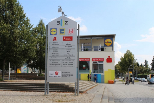 Werbepylon mit Strahler angeleuchtet