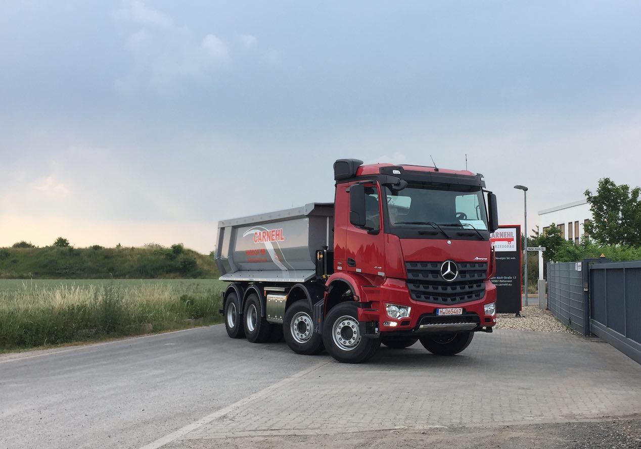 Rot Schwarzer Werbepylon mit LKW in gleicher Farbe