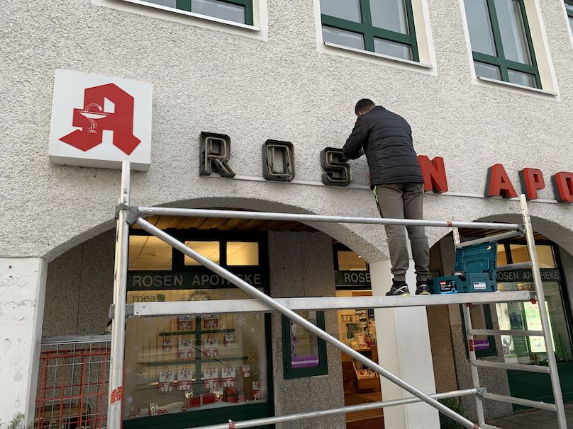 Austausch Leuchbuchtstaben Apotheke