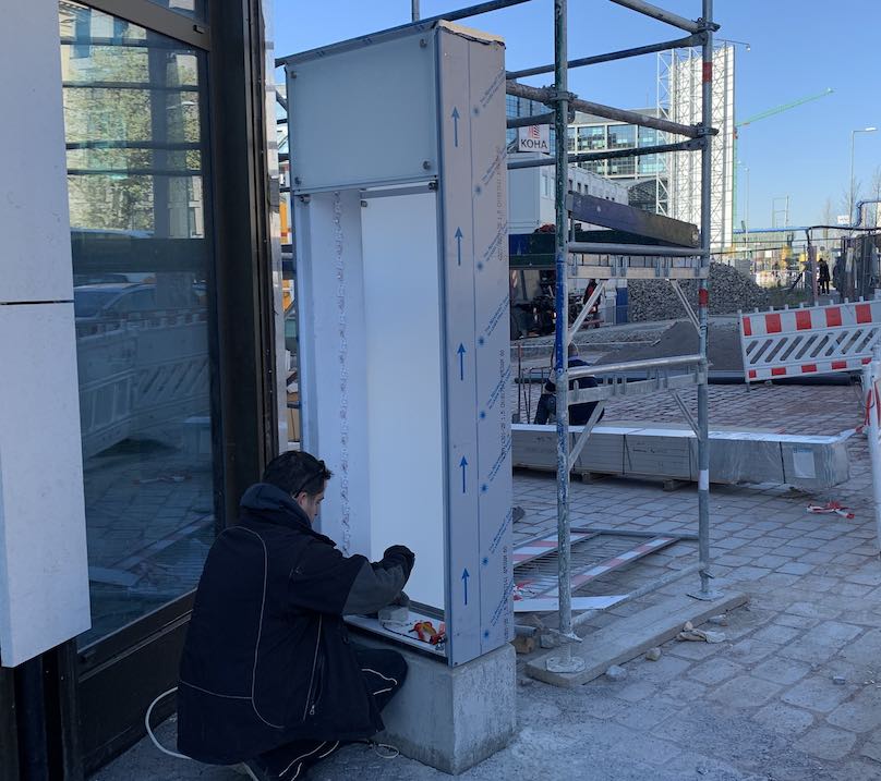 Werbestele aus Glas Montage in Berlin