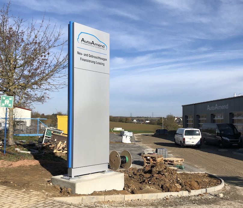 Silberner Werbepylon mit blauer Schattenfuge hoch