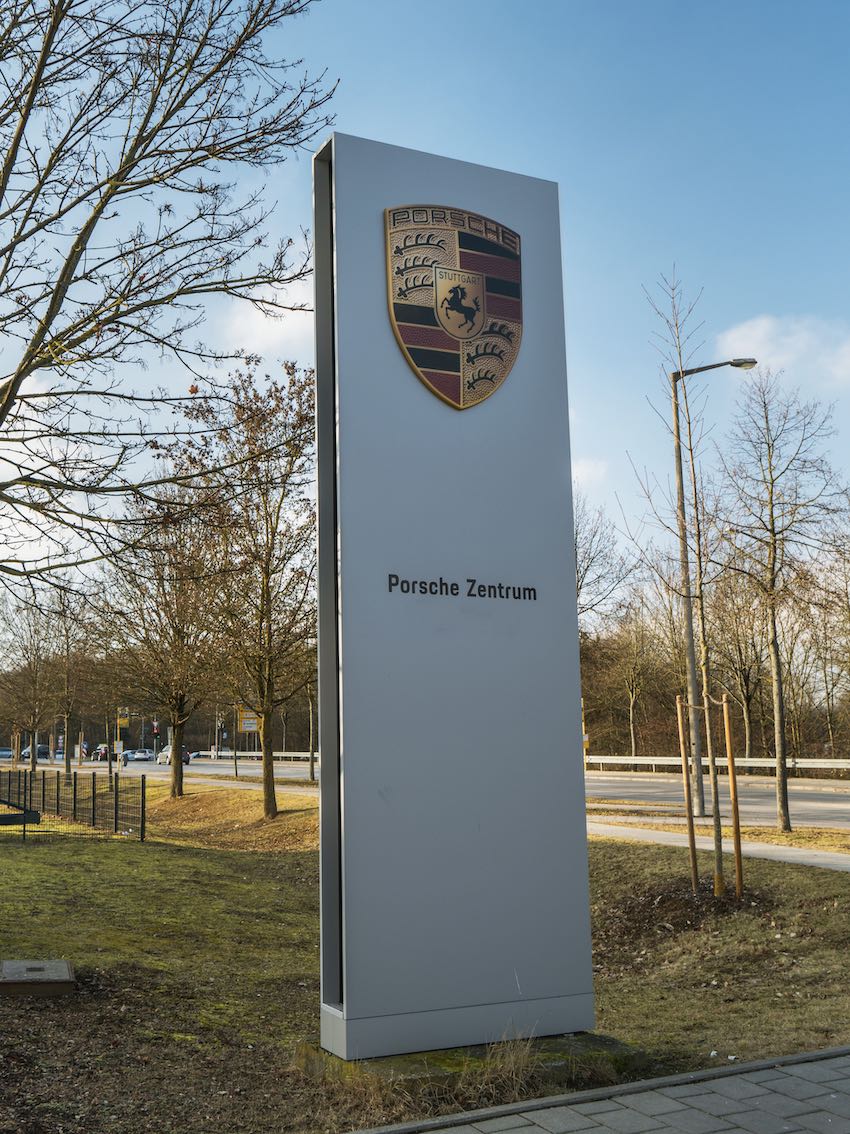 Porsche Aluminium Werbestele