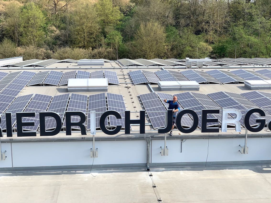 Schwarze LED Leuchtbuchstaben auf Dach Werbeanlage