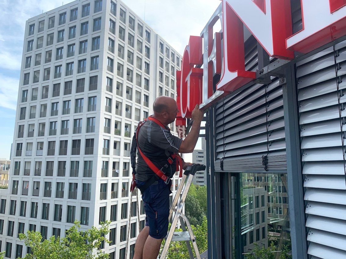 Austausch LED-Leuchtbuchstaben Fassade München