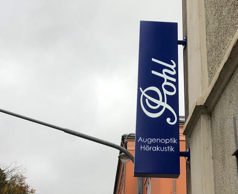 Blaue Leuchtreklame mit weißer Schrift