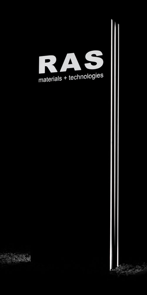 Beleuchtete Werbepylone RAS für Industrie mit Unternehmensname und Claim