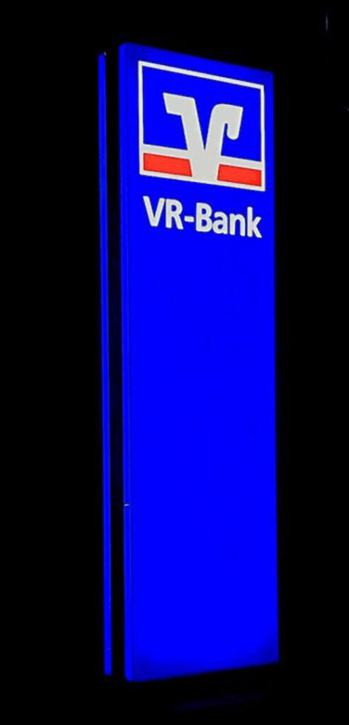 Beleuchtete WerbepyloneWerbestele-VR-Bank-520x1080
