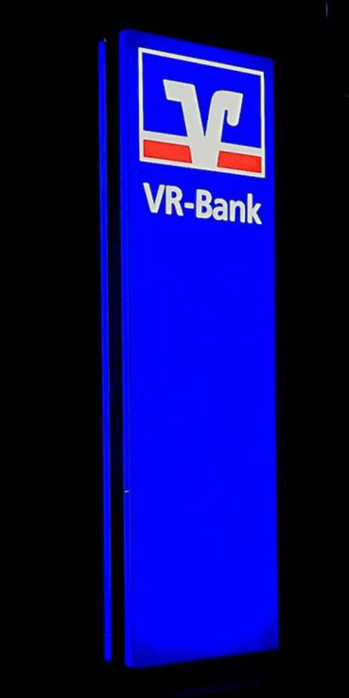 Beleuchtete Werbepylone für Banken mit Logo - VR Bank