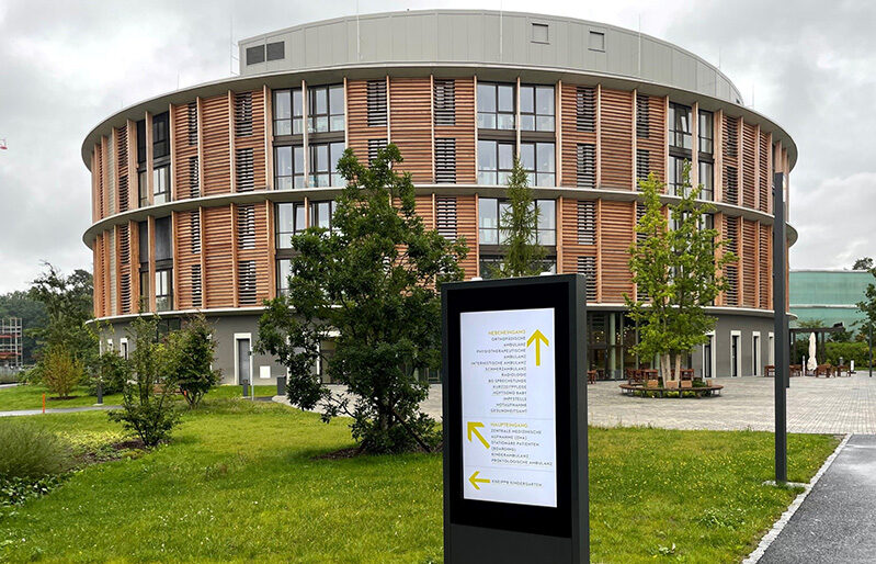 Digital Signage Stelen Eisenberg Klinik