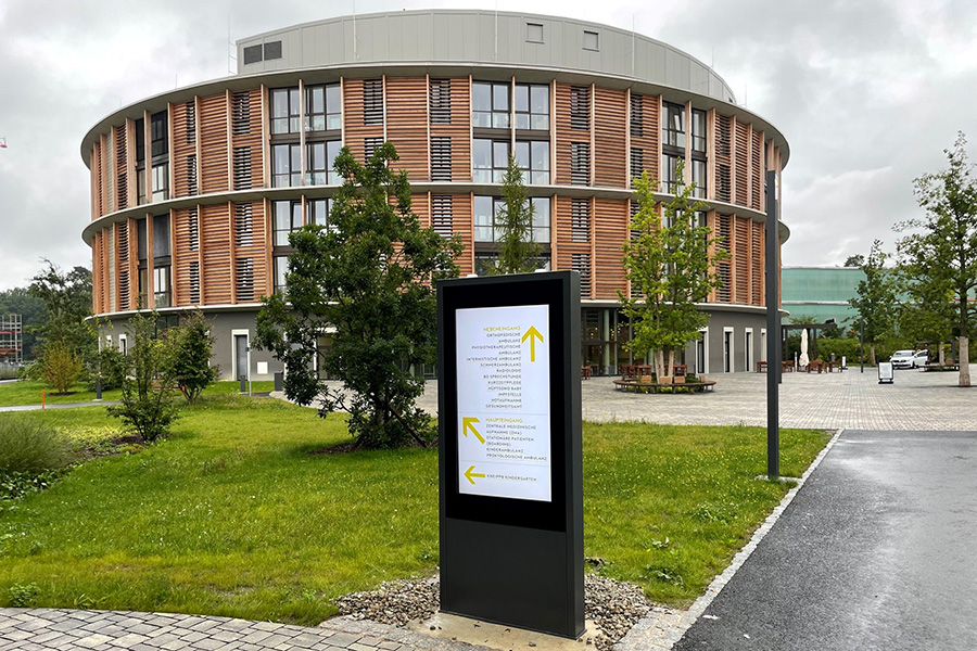 Digital Signage Stelen Eisenberg Klinik