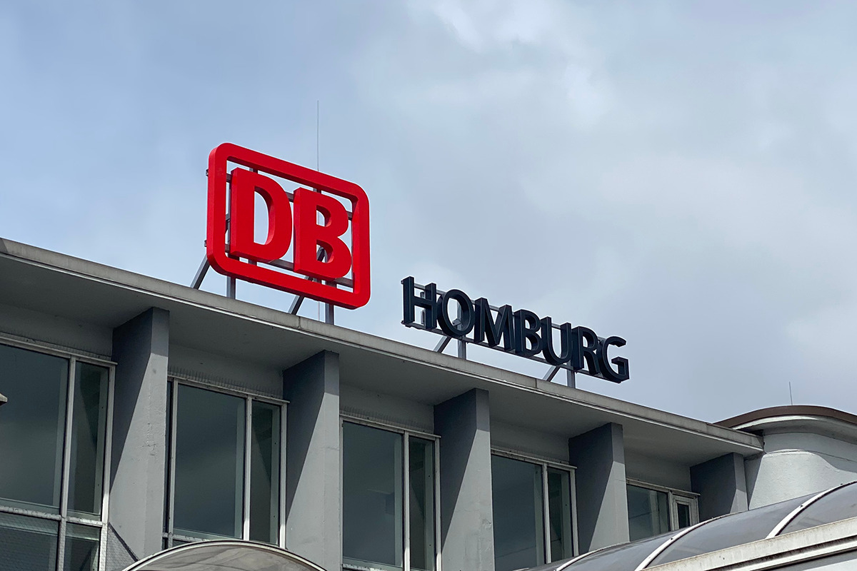 DB_Homburg_Leuchtbuchstaben_Deutsche-Bahn_Dachwerbung_LED-Einzelbuchstaben
