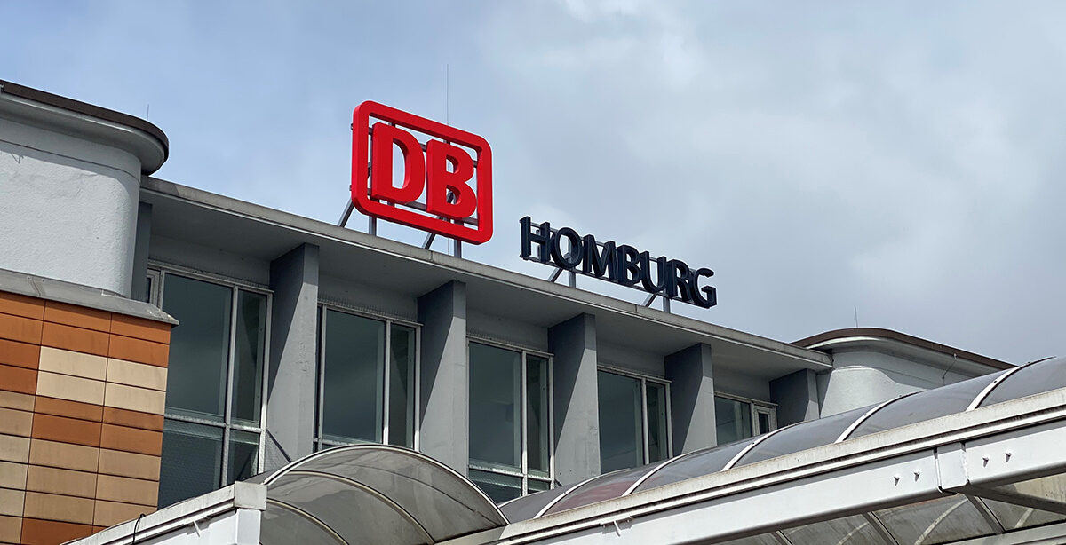 DB_Homburg_Leuchtbuchstaben_Deutsche-Bahn_Dachwerbung_LED-Einzelbuchstaben
